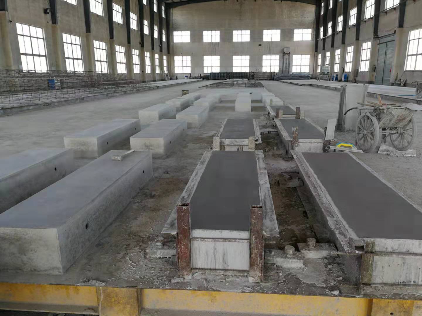 預(yù)制構(gòu)件廠正在蒸汽養(yǎng)護(hù)預(yù)制構(gòu)件